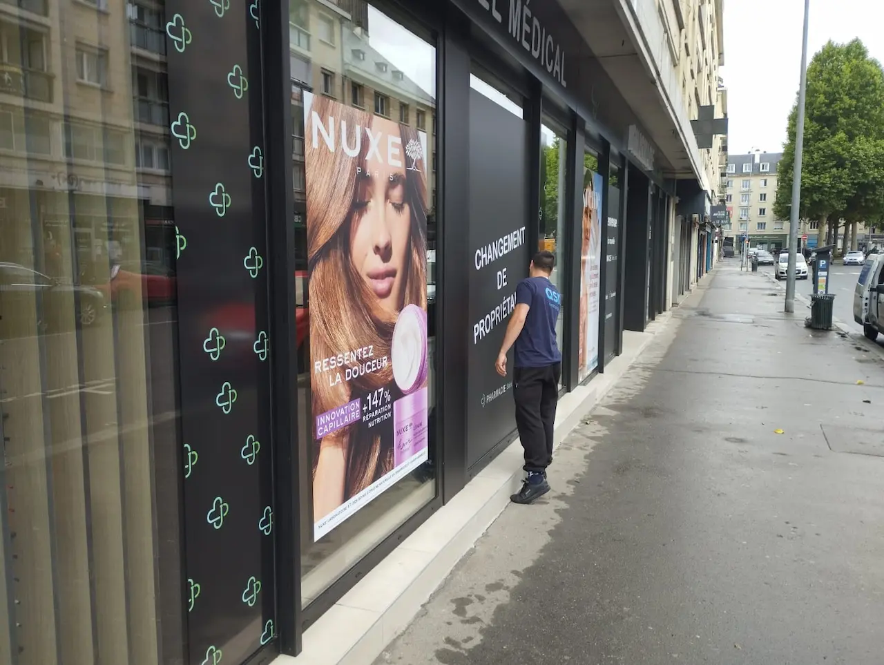 Vitrine de pharmacie nettoyée sans traces à Caen, chantier de vitrerie PROCLEAN STJ