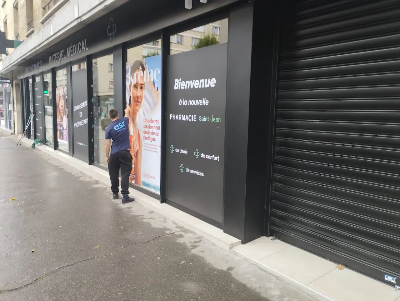 Surfaces vitrées d'une pharmacie à Caen après nettoyage professionnel