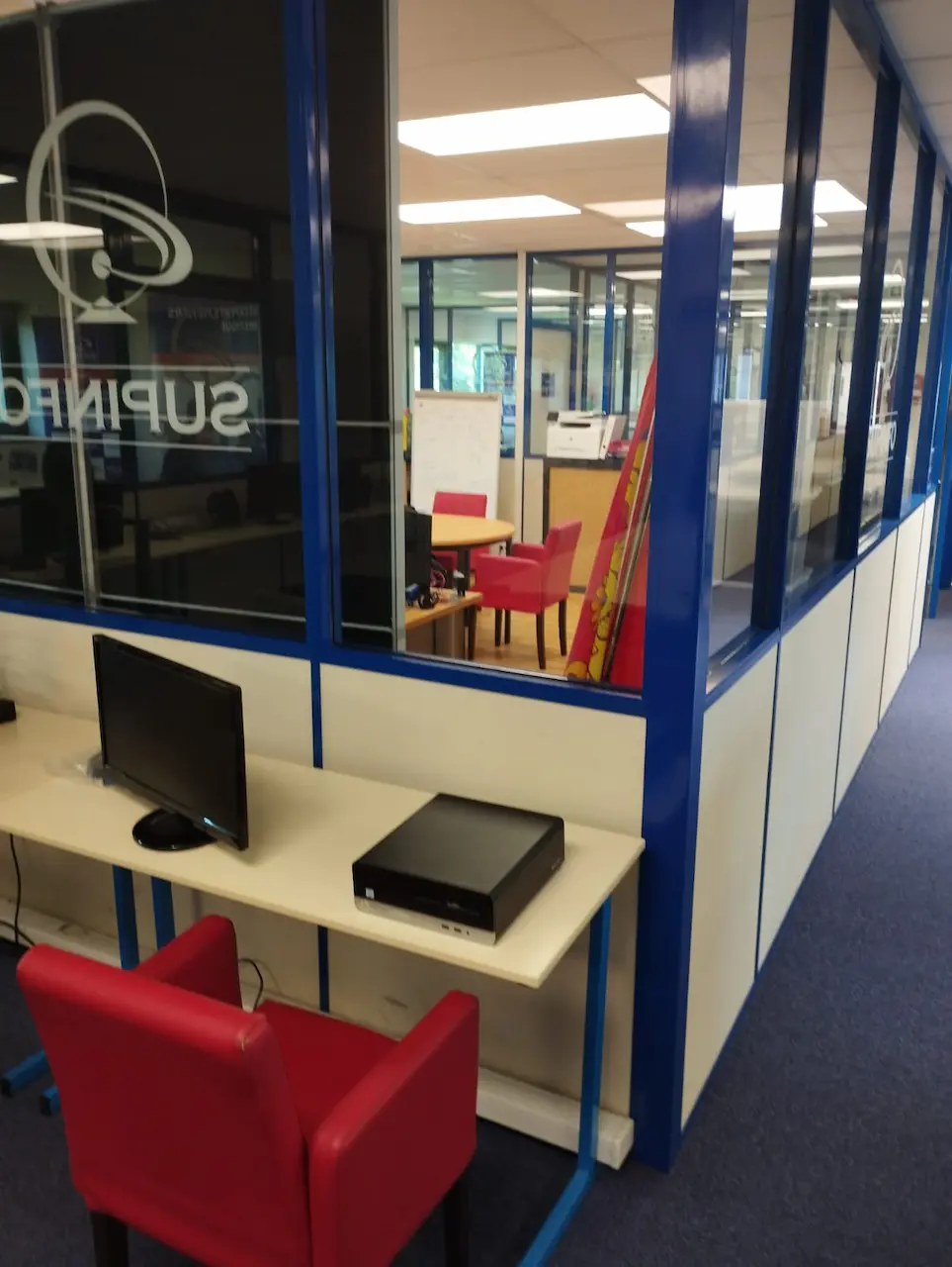 Nettoyage de bureaux par PROCLEAN STJ dans une entreprise à Caen, à proximité du Mémorial