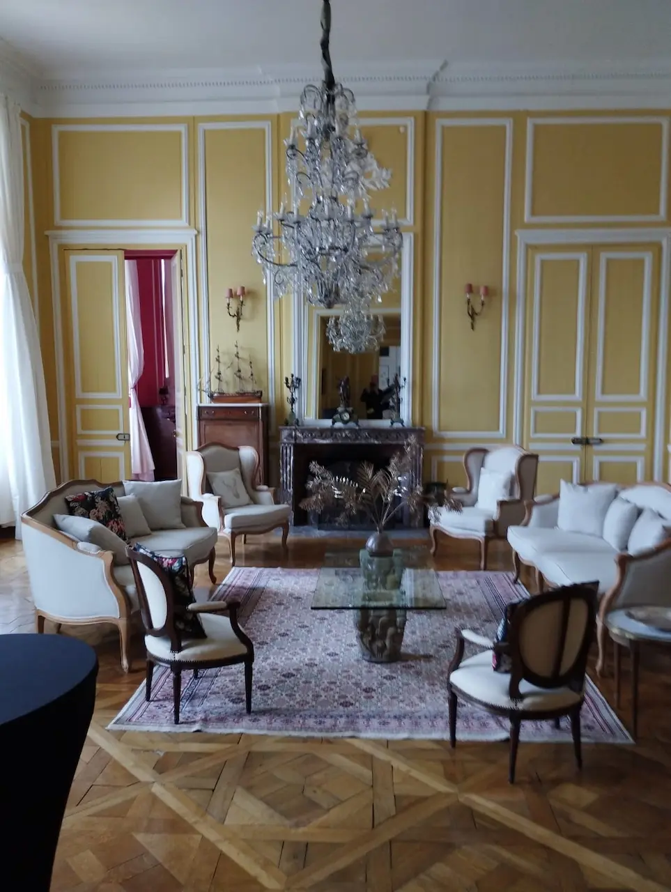 Nettoyage du salon jaune du château de Villers-Bocage par PROCLEAN STJ