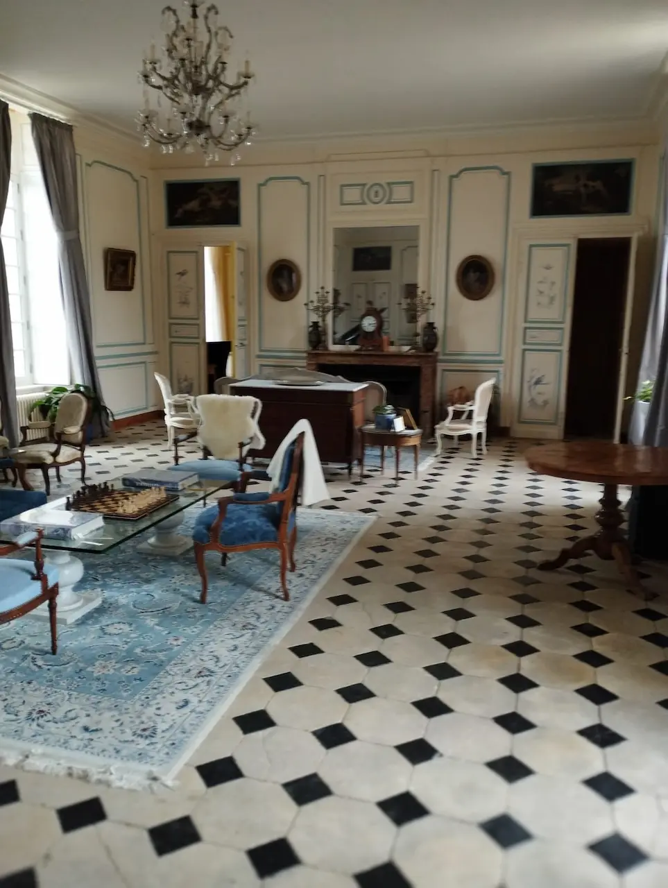 Nettoyage du salon beige du château de Villers-Bocage par PROCLEAN STJ