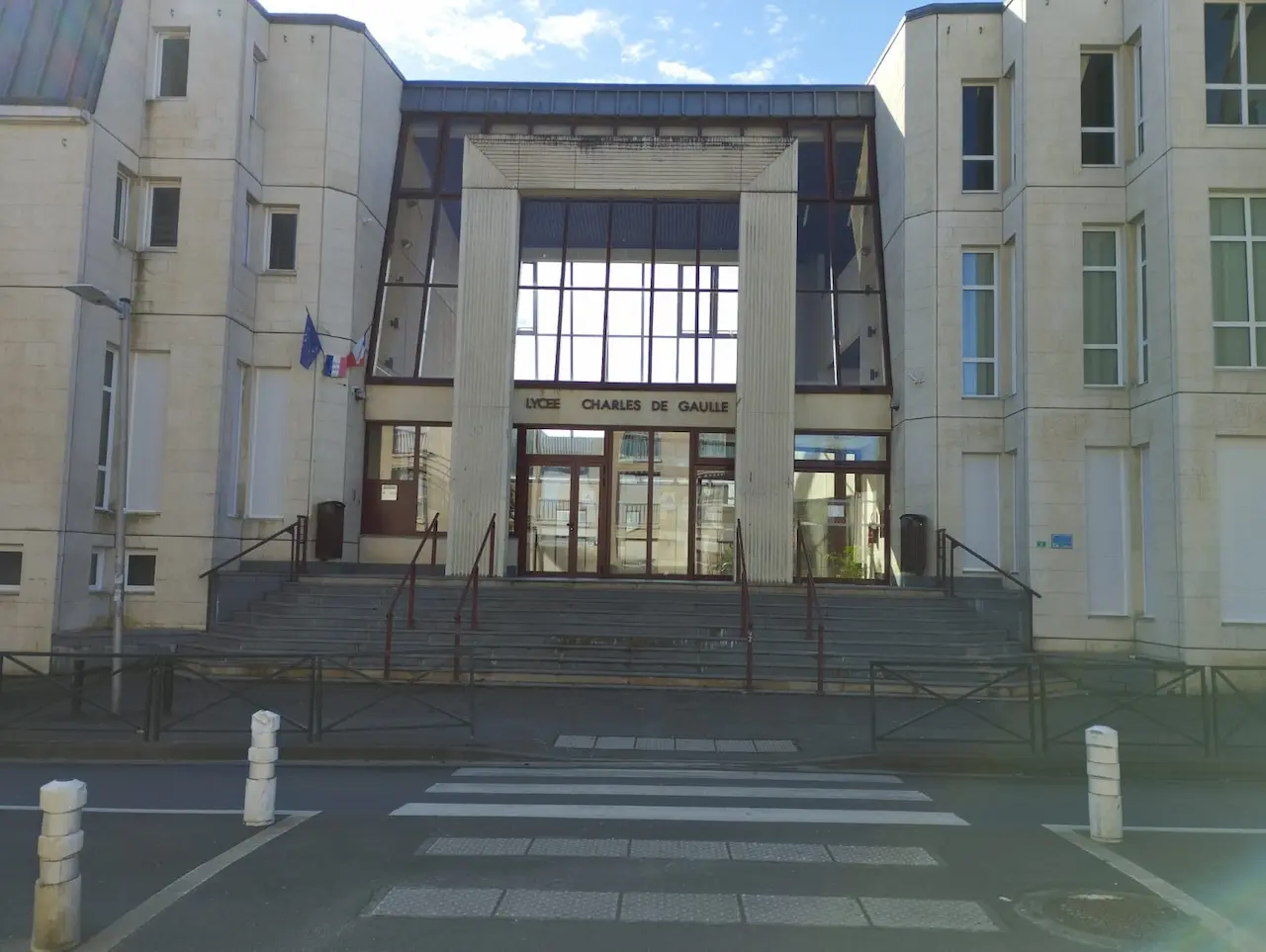 Nettoyage des vitres de l'entrée extérieure du Lycée Charles de Gaulle à Caen