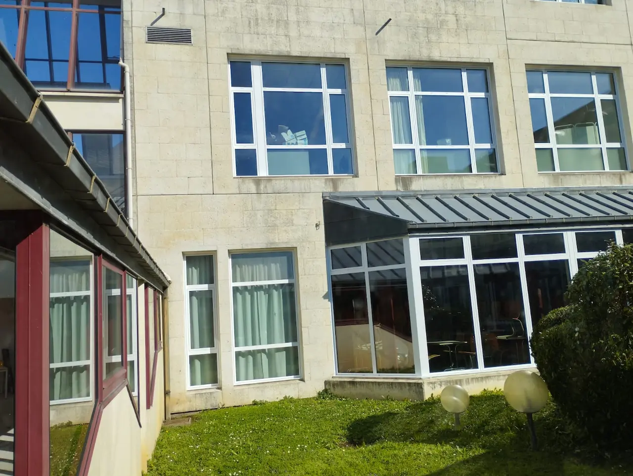 Vitres de façade au rez-de-chaussée du Lycée Charles de Gaulle nettoyées à Caen
