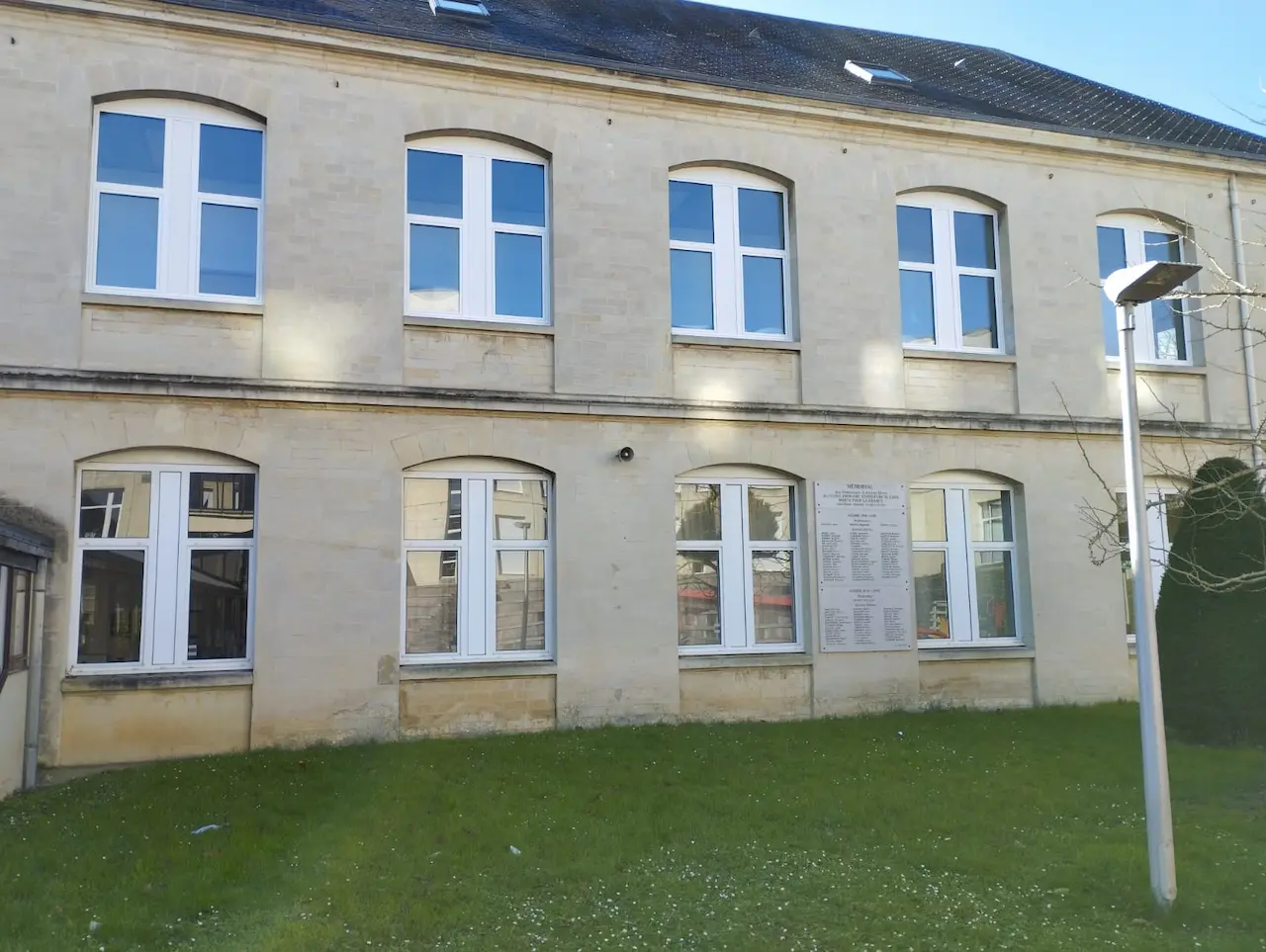 Vitres nettoyées du Lycée Charles de Gaulle à Caen, vitrages sans traces