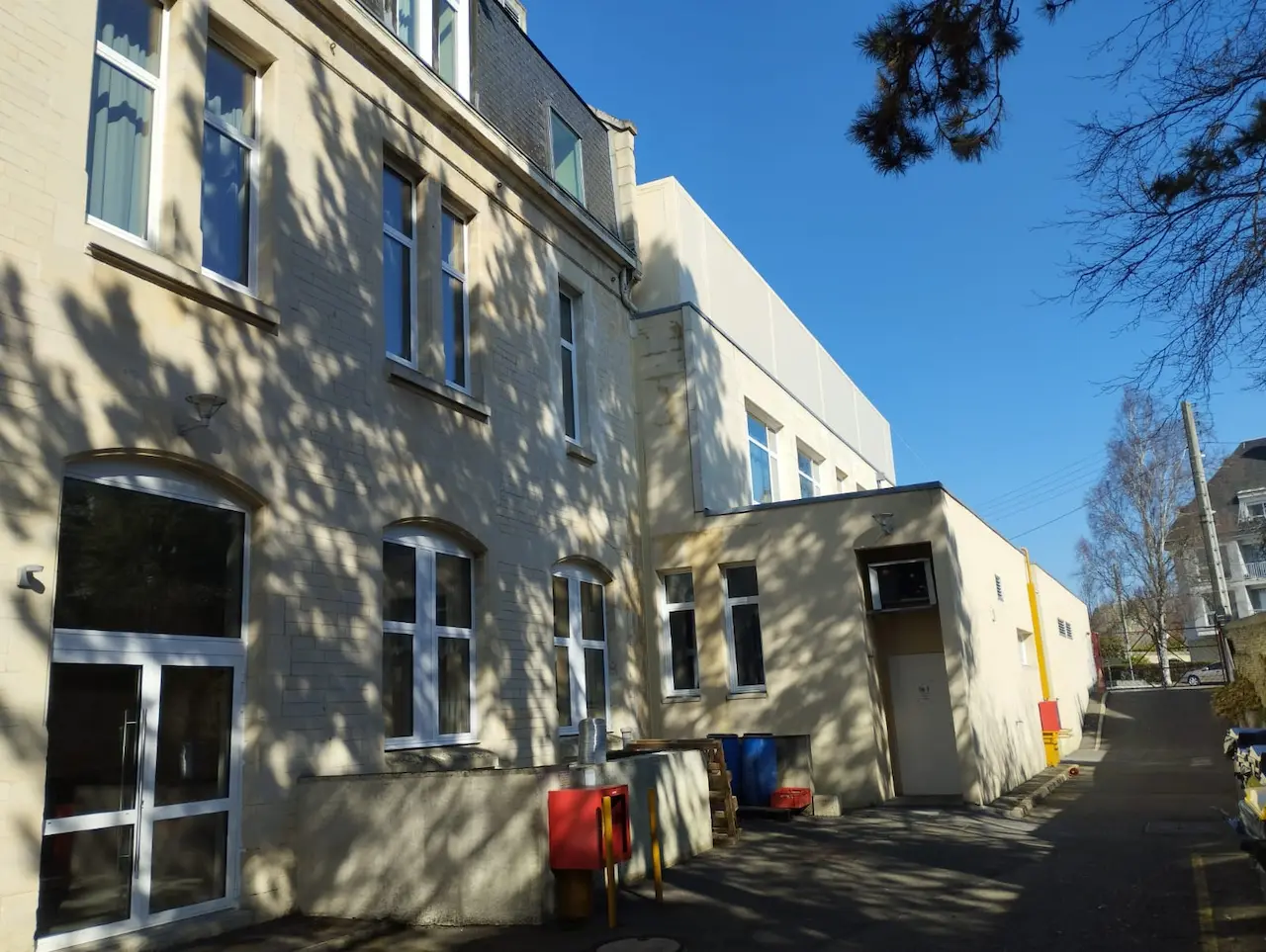 Vue côté extérieur des vitrages nettoyés du Lycée Charles de Gaulle à Caen