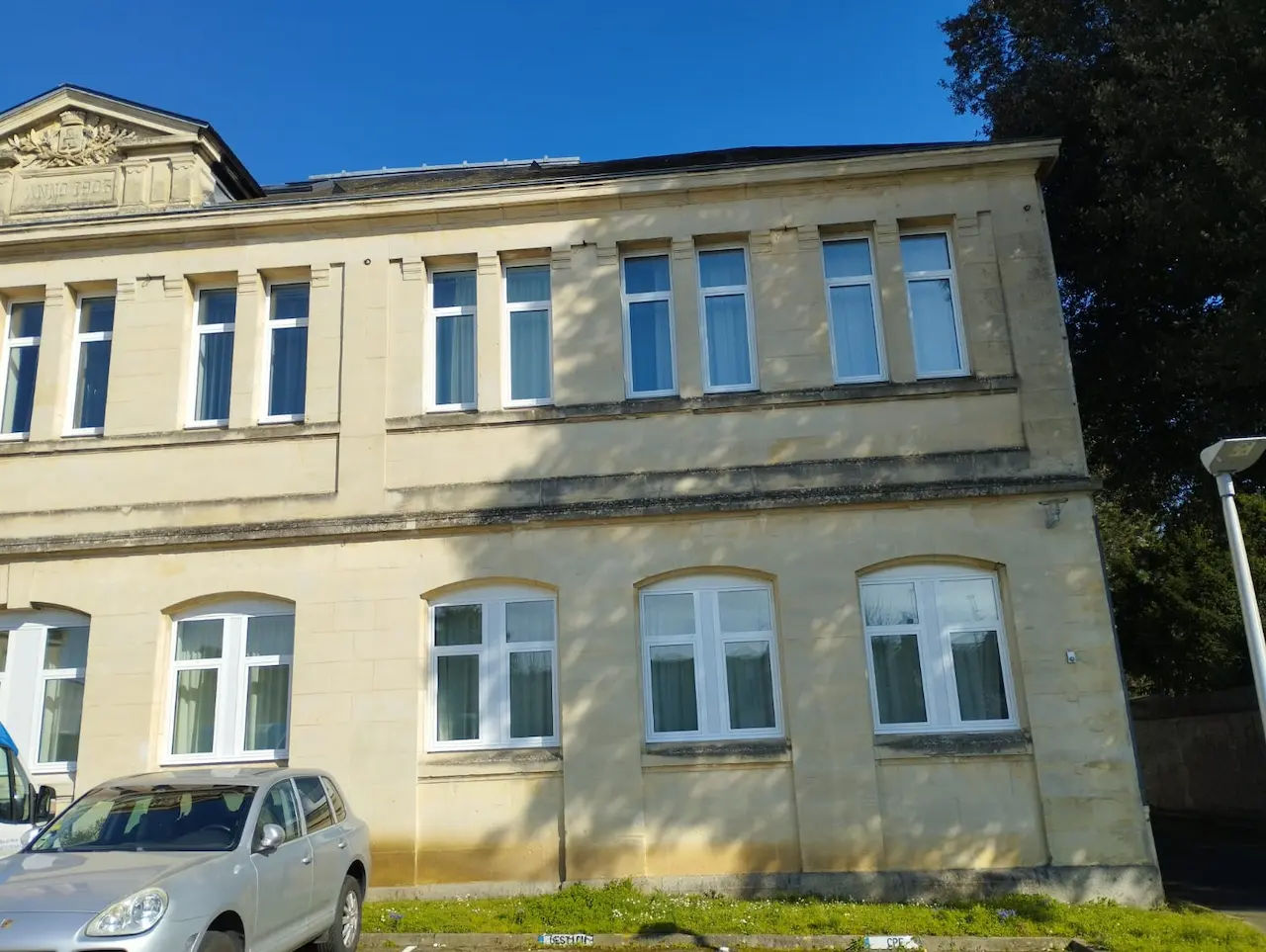 Façade vitrée du Lycée Charles de Gaulle à Caen vue de face après nettoyage