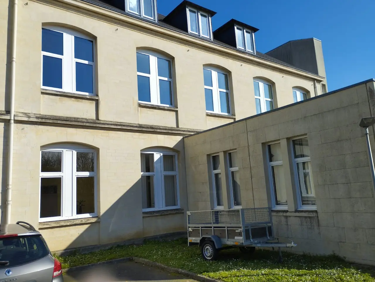 Nettoyage des vitres du Lycée Charles de Gaulle à Caen par PROCLEAN STJ