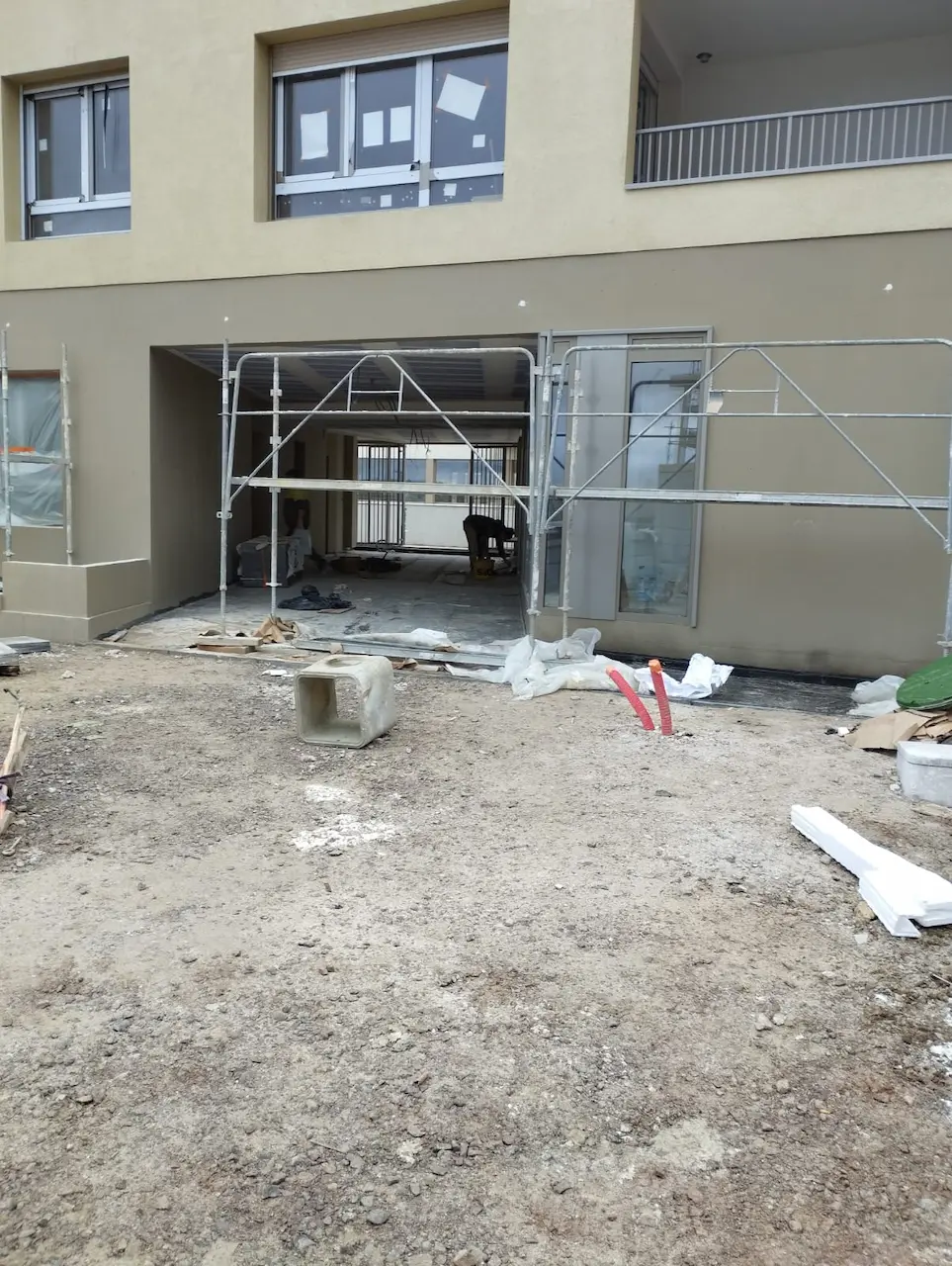 Bas du bâtiment et entrée des parties communes de la résidence à Fleury-sur-Orne après entretien