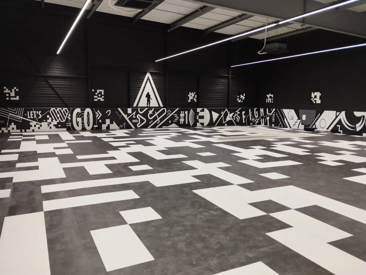 Piste de réalité virtuelle nettoyée d'un centre eSport-VR à Mondeville