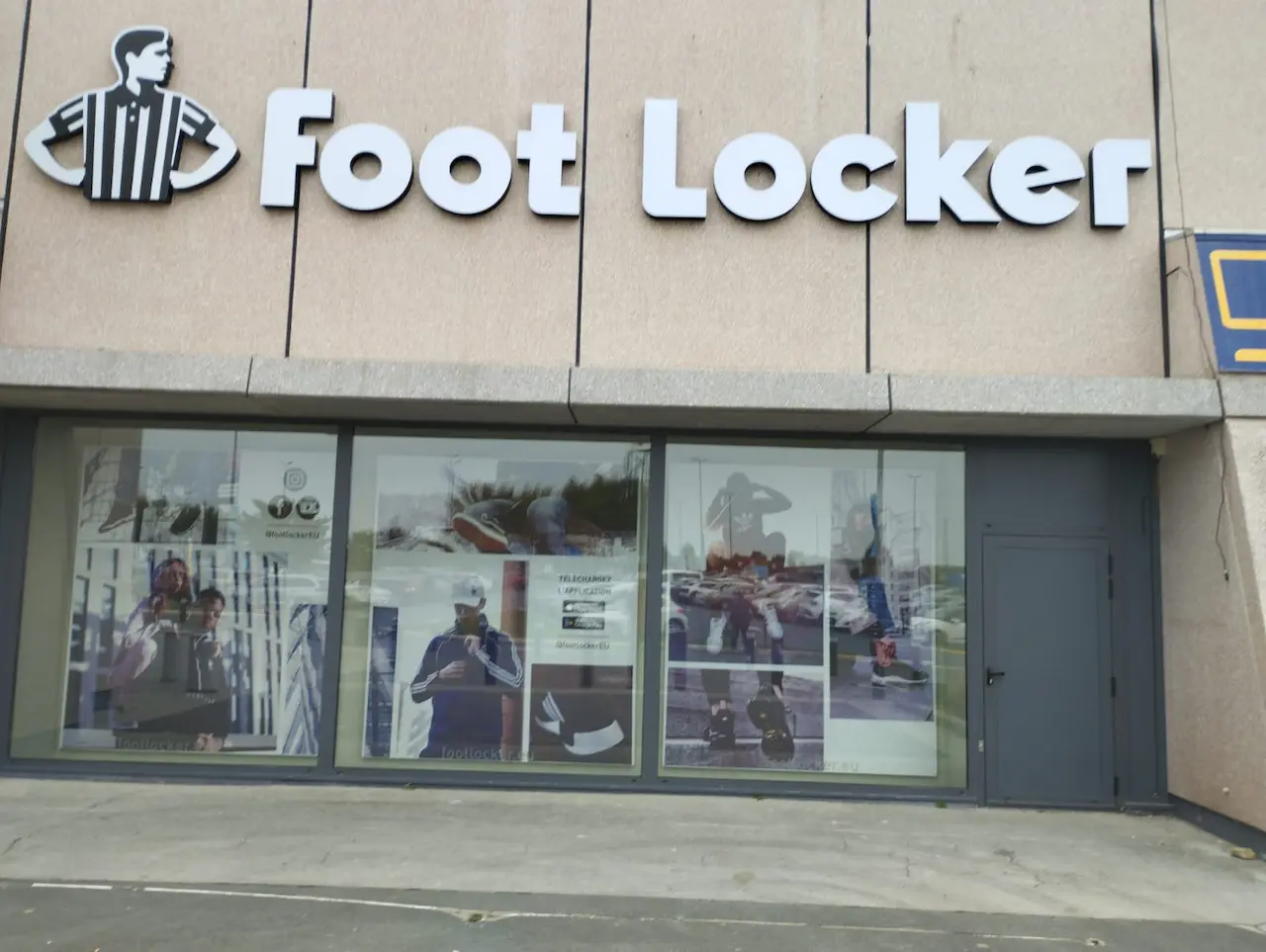 Vue extérieure de la façade d'une boutique de sport à Mondeville avec vitrines nettoyées après fin de chantier
