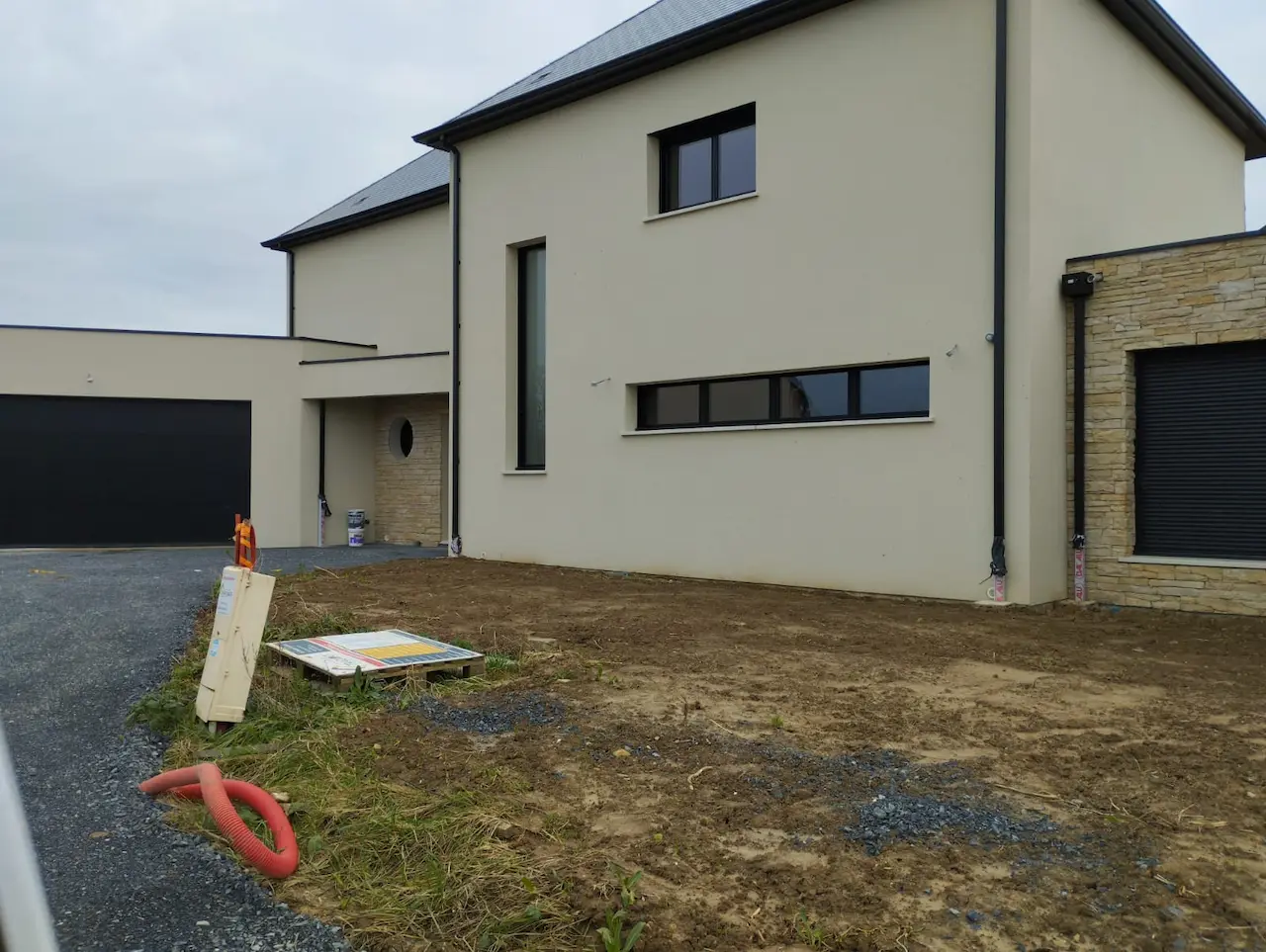 Intérieur d'une maison remis en état après nettoyage fin de chantier à Bernières-sur-Mer