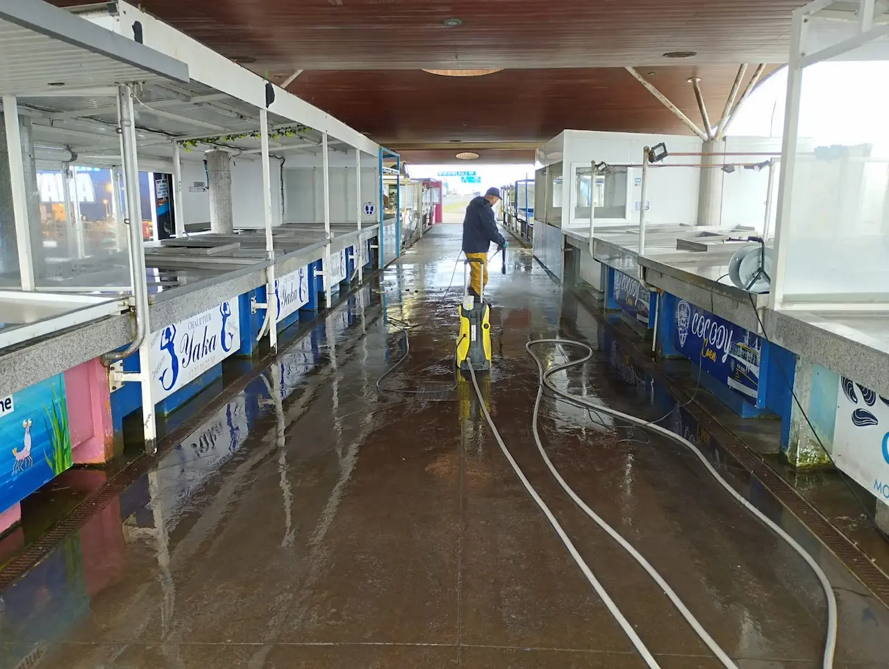 Hall au poisson d'Ouistreham nettoyé par PROCLEAN STJ, espace public propre