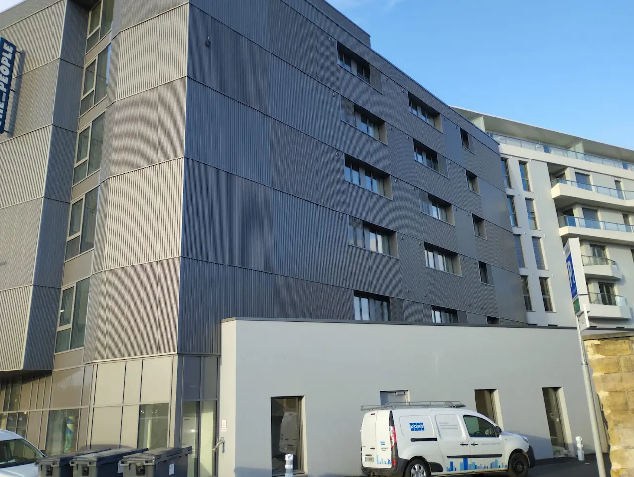 Vue arrière du bâtiment du restaurant après nettoyage extérieur sur la presqu'île de Caen