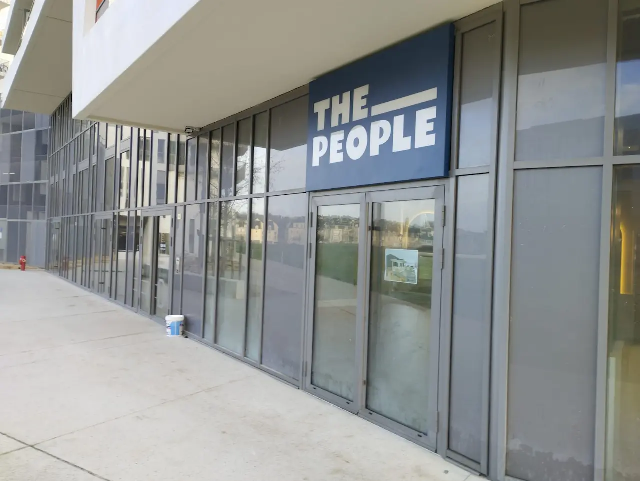 Façade et enseigne d'un restaurant nettoyées sur la presqu'île de Caen par PROCLEAN STJ