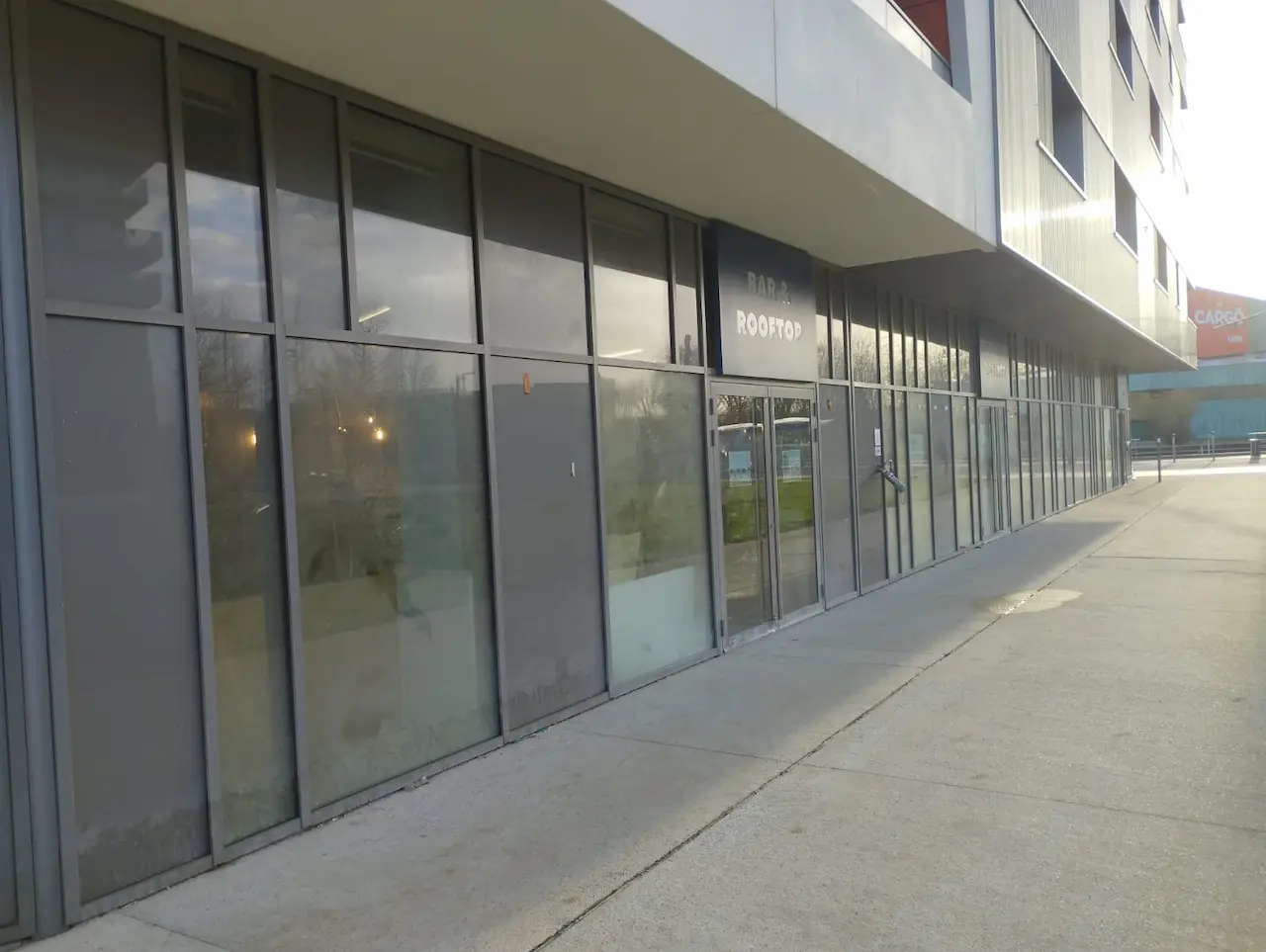 Façade extérieure et vitres du restaurant nettoyées sur la presqu'île de Caen par PROCLEAN STJ