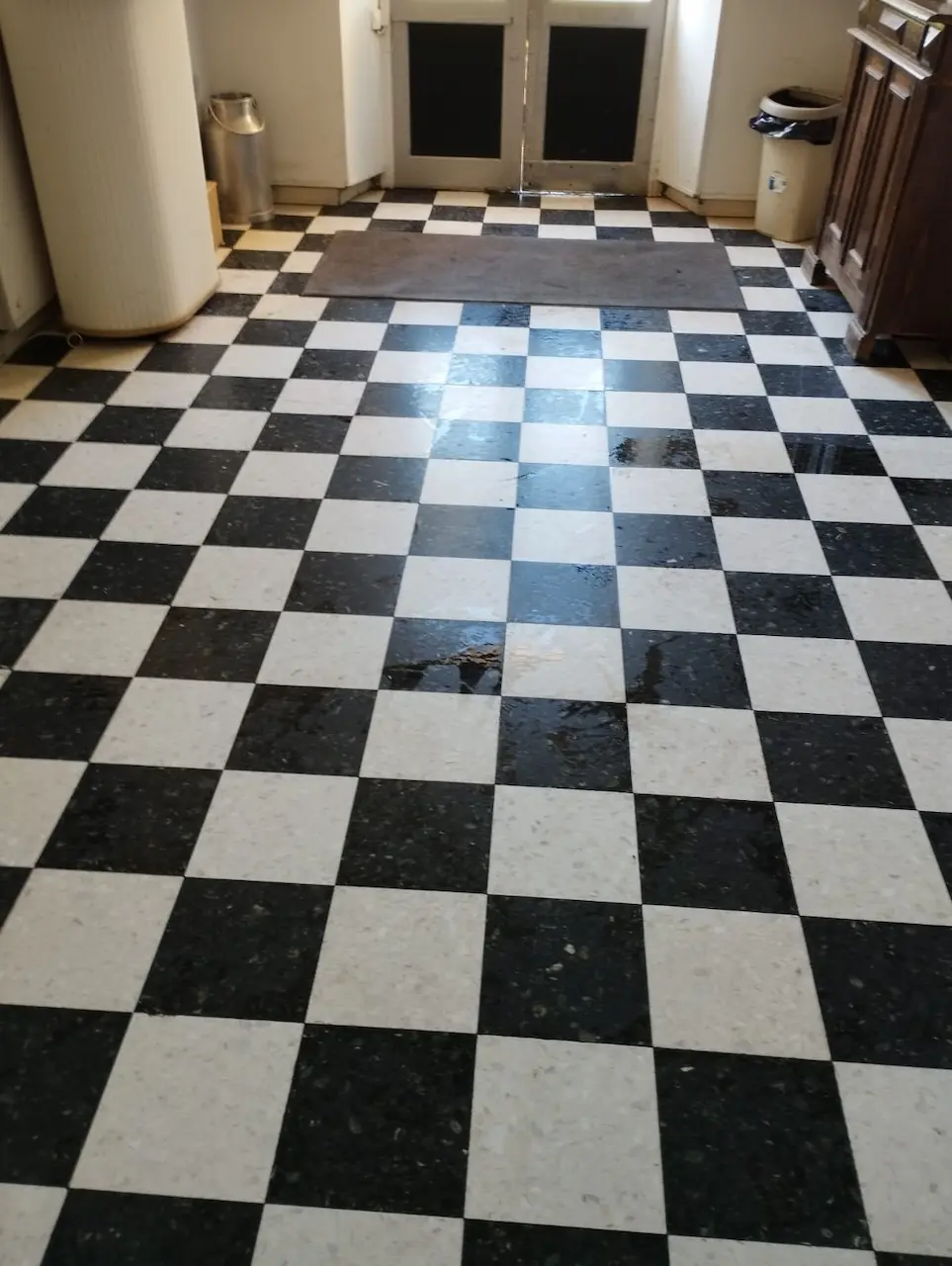 Carrelage de l'entrée nettoyé d'une maison d'accueil à Ranville, dans le Calvados, par PROCLEAN STJ