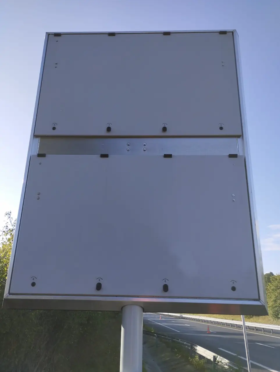 Désencrassement de la signalisation routière sur l'autoroute à Falaise