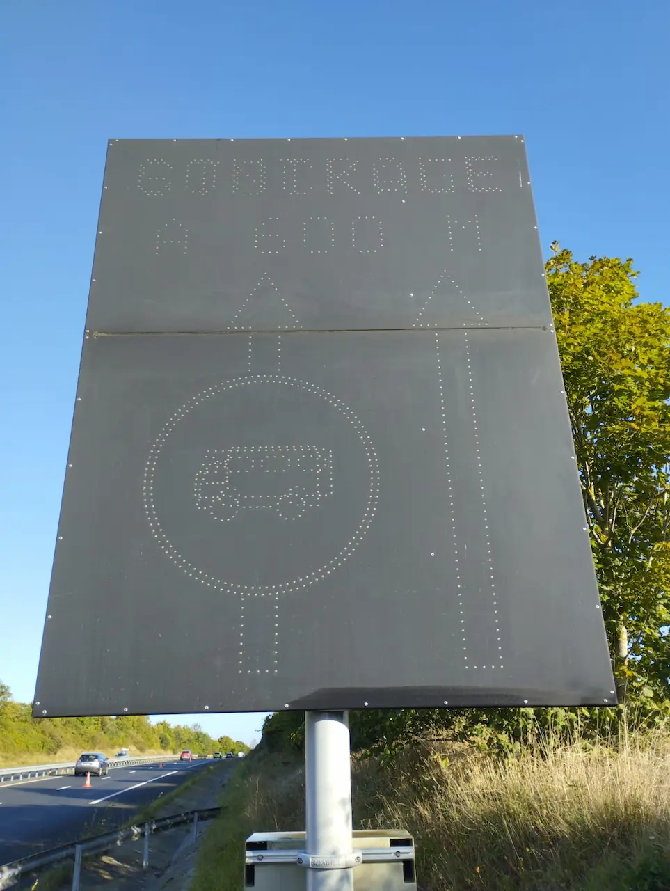 Remise en visibilité d'un panneau d'autoroute nettoyé à Falaise