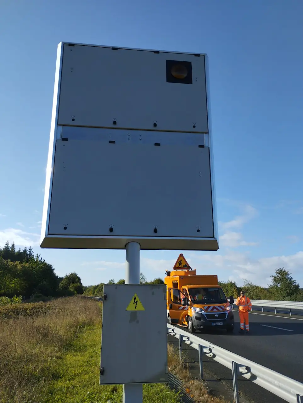 Intervention de nettoyage de panneaux autoroutiers à Falaise dans le Calvados