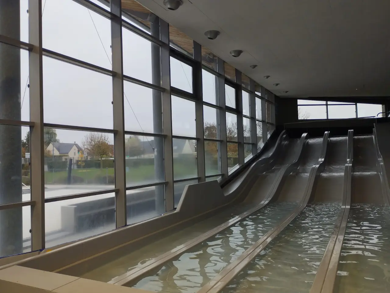 Nettoyage du toboggan du centre aquatique de Saint-Pierre-en-Auge par PROCLEAN STJ