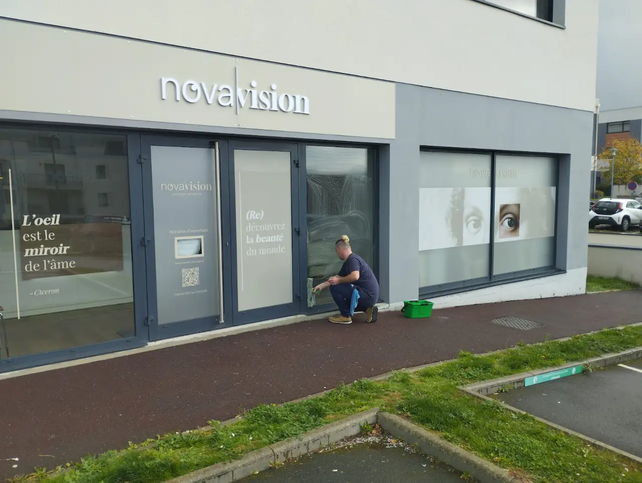Nettoyage récurrent intérieur et extérieur d'un cabinet médical ophtalmologique à Fleury-sur-Orne par PROCLEAN STJ