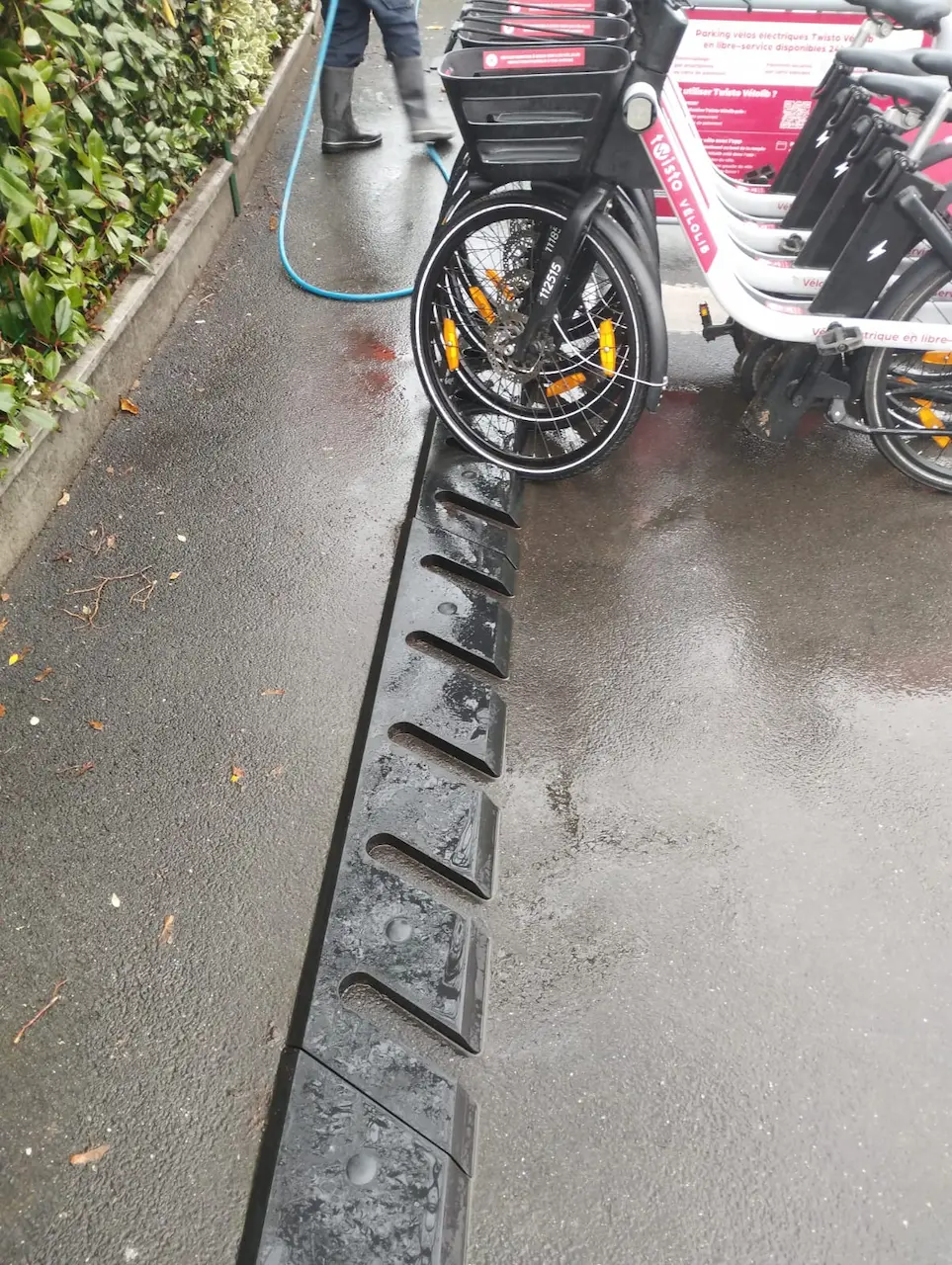 Entretien des structures d'un vélo-park du réseau Twisto à Caen et en périphérie
