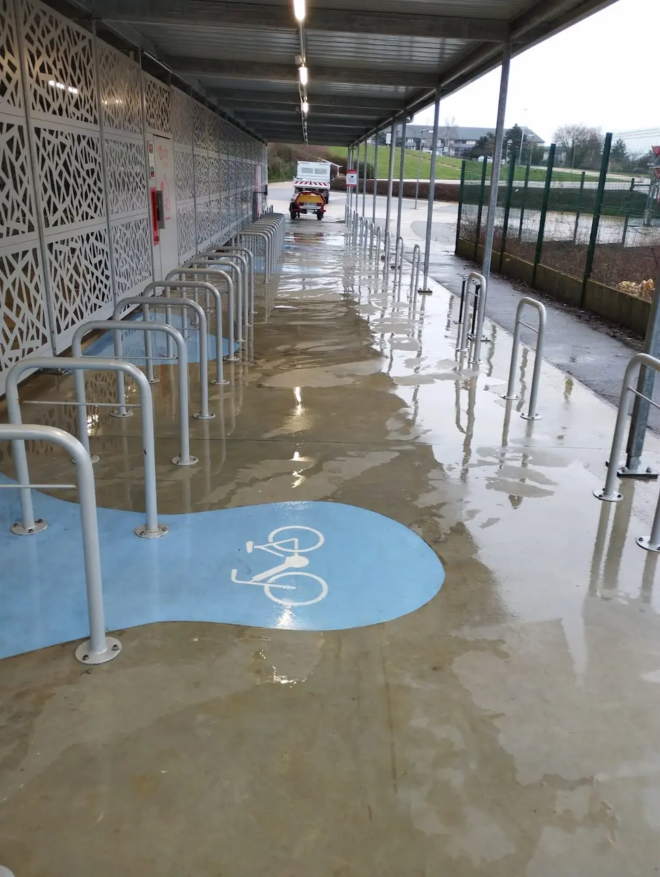 Remise en propreté d'un abri à vélos du réseau Twisto à Caen et en périphérie