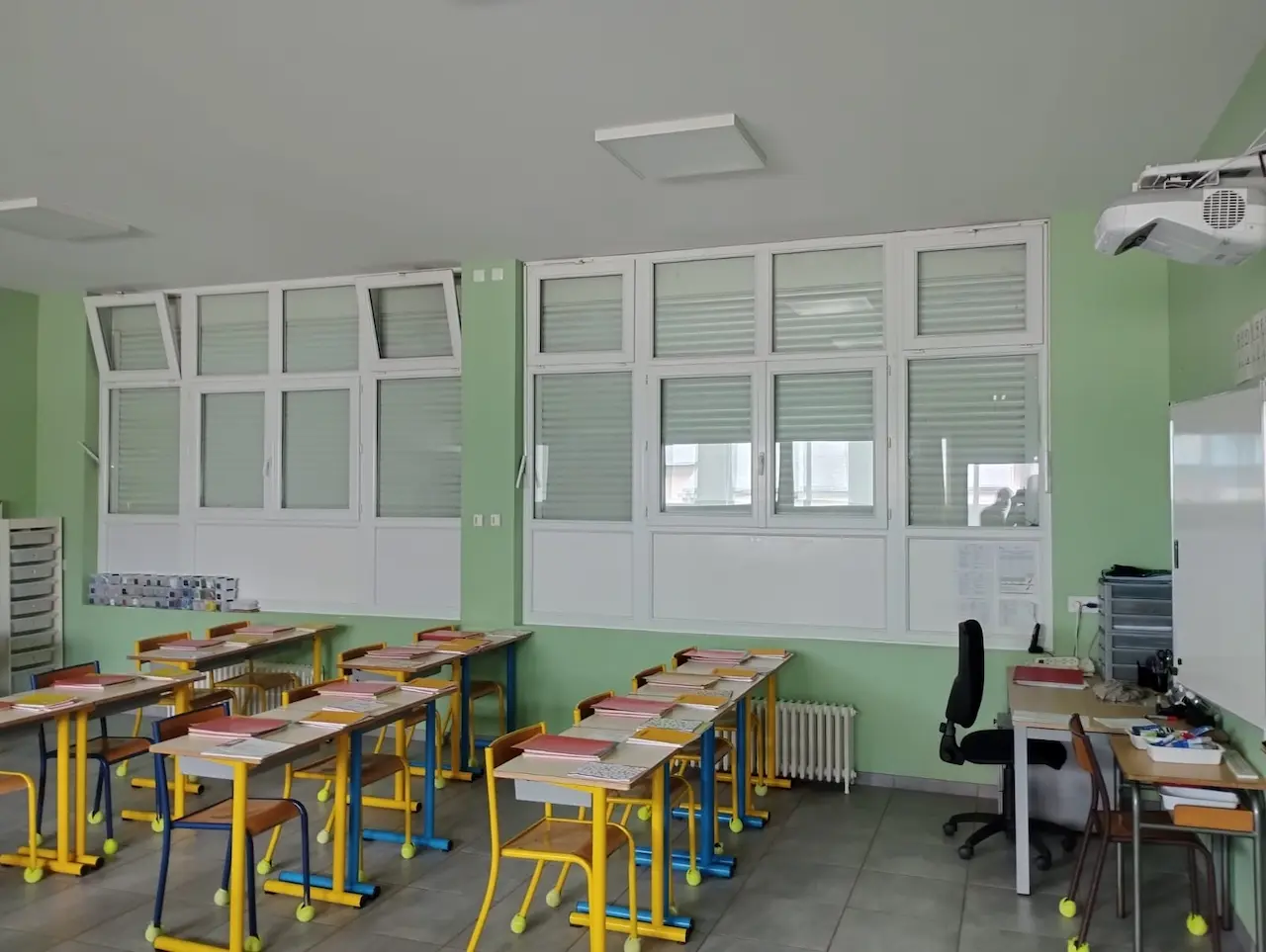 Nettoyage de vitres dans une école à Ranville par PROCLEAN STJ