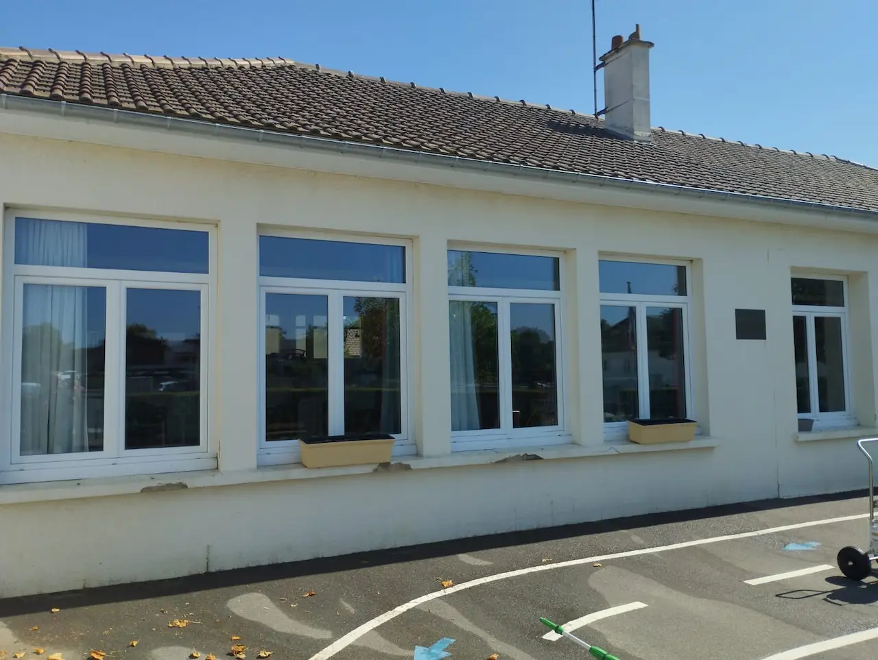 Nettoyage des vitres extérieures d'une école à May-sur-Orne (Calvados)