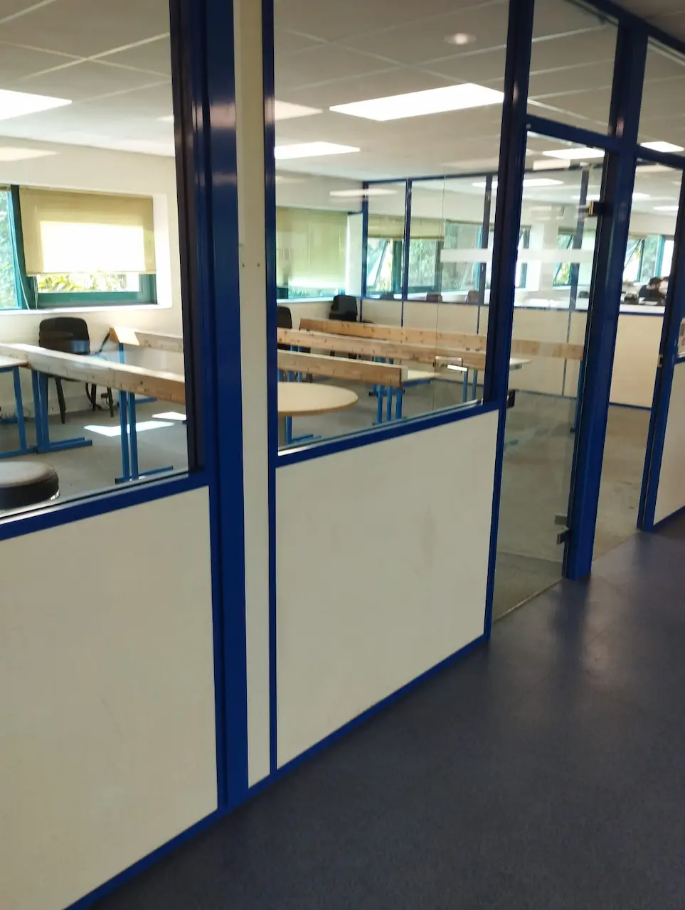 Nettoyage des vitres intérieures d'une salle de l'école de May-sur-Orne