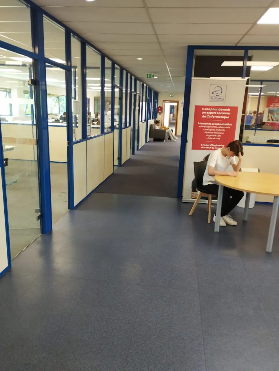 Vitrages intérieurs nettoyés dans une école à May-sur-Orne, Calvados
