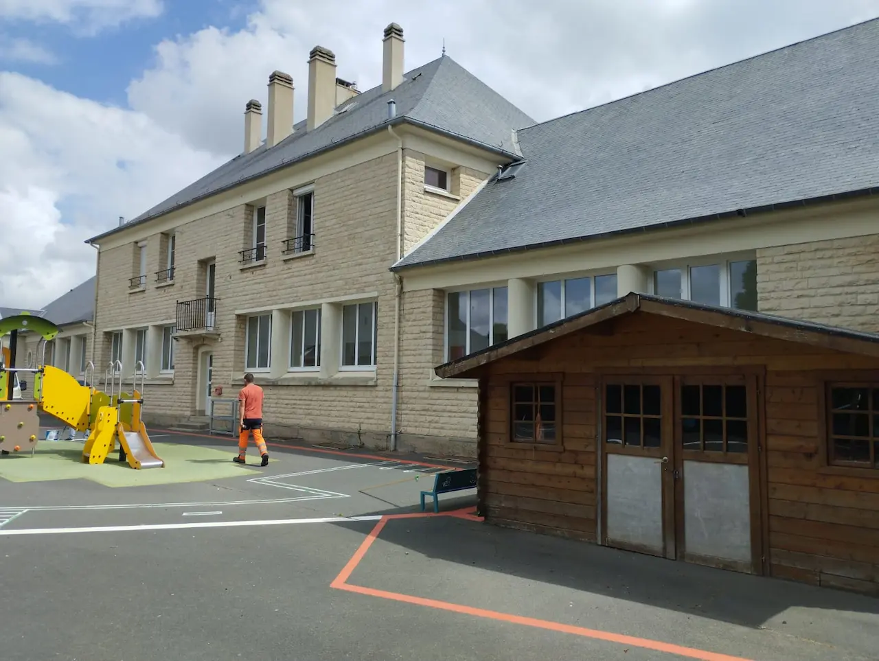Nettoyage de vitres d'une école à May-sur-Orne dans le Calvados par PROCLEAN STJ