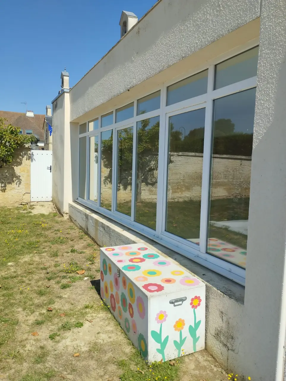 Vitres d'une école à Ranville nettoyées par PROCLEAN STJ, vitrerie professionnelle